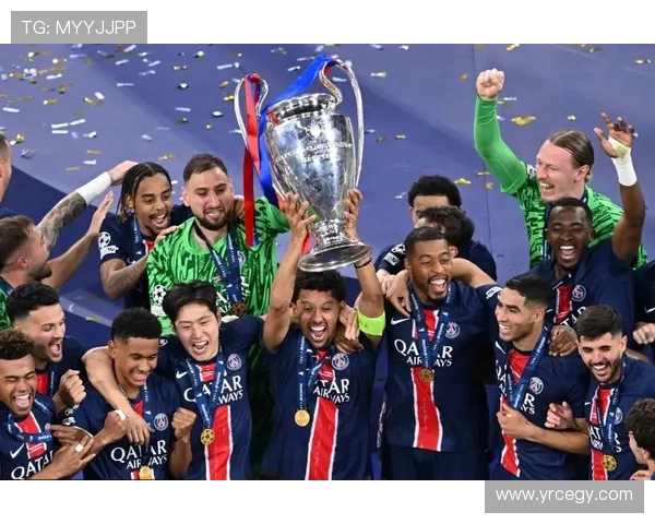 足球明星捧杯事件背后的真相揭秘及其对体育界的影响分析 足球明星捧杯事件背后的真相揭秘及其对体育界的影响分析