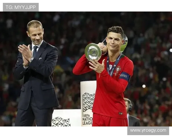 足球明星荣耀时刻捧奖杯的精彩瞬间回顾与分享 足球明星荣耀时刻捧奖杯的精彩瞬间回顾与分享